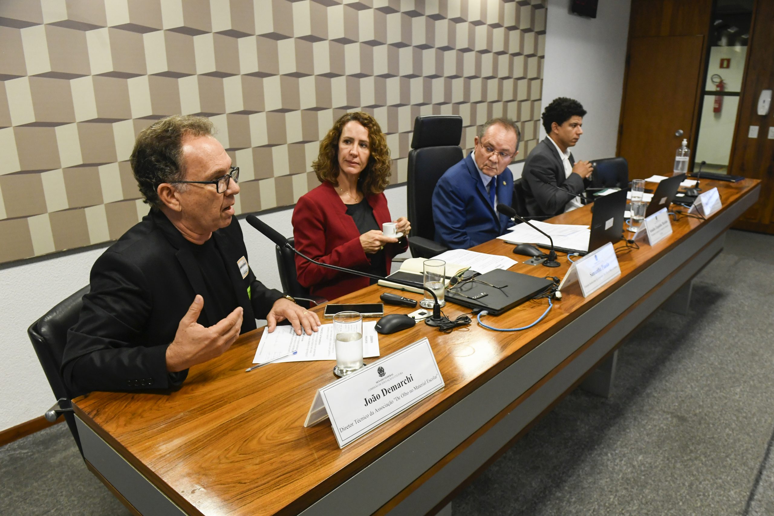 Livros didáticos propagam desinformação sobre agronegócio brasileiro, dizem debatedores